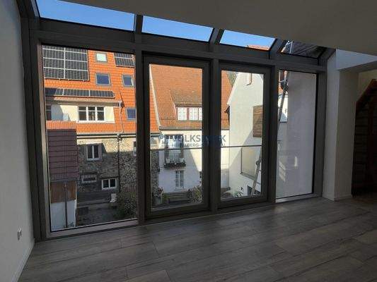 Wohnzimmer mit großem Glaselement