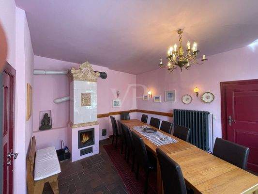 Gemeinschaftsküche mit antikem Kachelofen 200