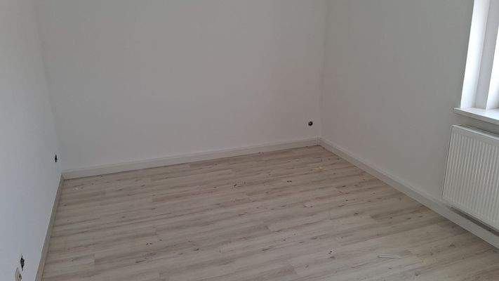 Leerer Raum mit Holzboden