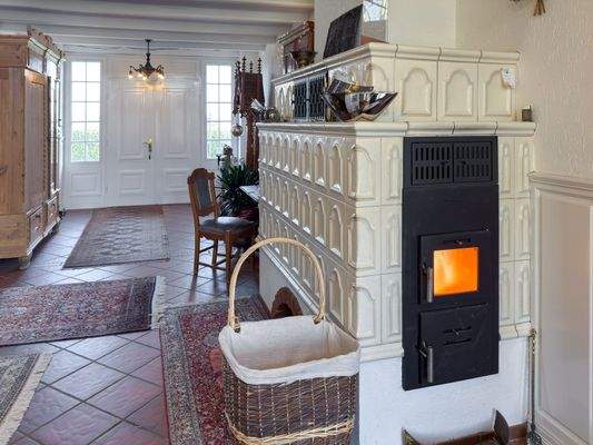 3. Wohnhalle mit Kachelofen.jpg