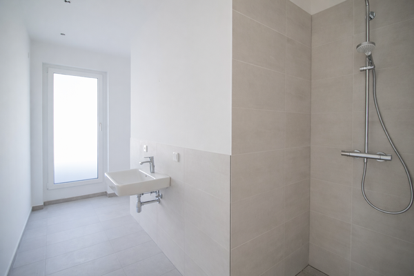 Tageslichtbad mit Dusche und Wanne