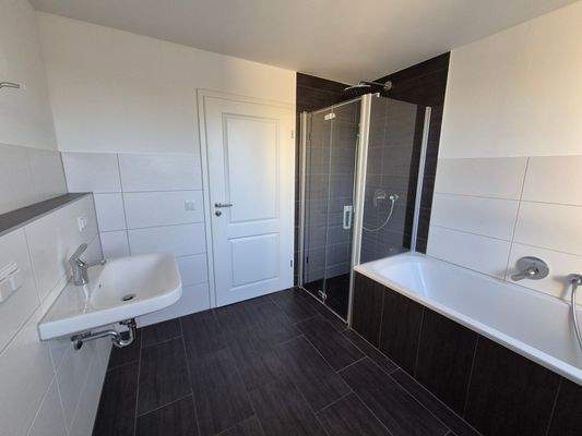 EG: Badezimmer mit Dusche und Wanne