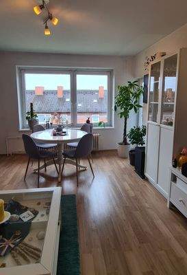 Essbereich mit Zugang zum Balkon