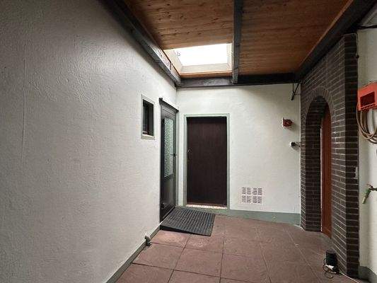 mit Zugang in den Heizungsraum und in das Nebengebäude