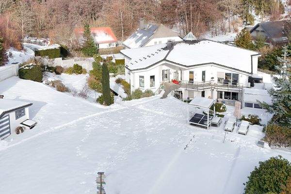 Garten und Pool im Winterschlaf