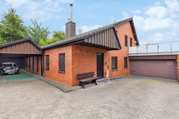 Frontansicht mit Carport und Doppelgarage