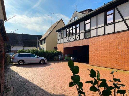 Hof mit Stellplätzen