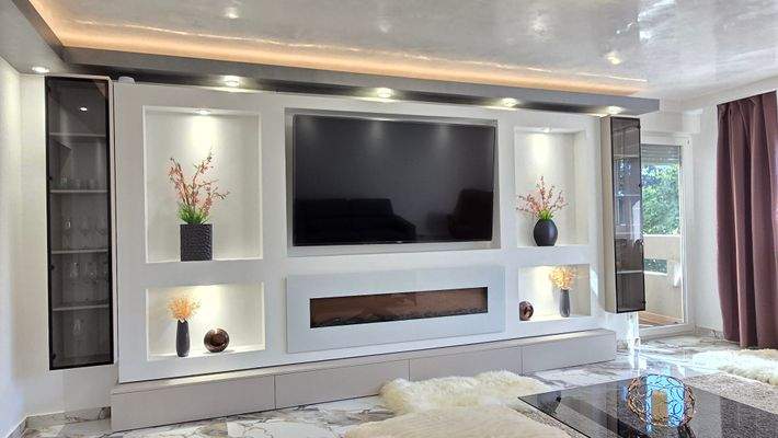 Wohnzimmer mit Zugang zum Balkon