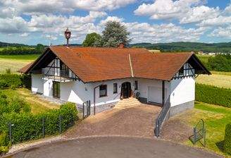 Außenansicht mit Weitblick in die Natur