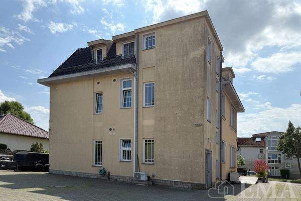 Hausansicht mit Parkplätzen