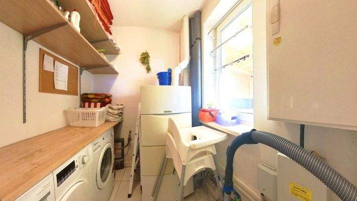 Gut organisiert: Hauswirtschaftsraum mit Platz für Technik und Vorräte