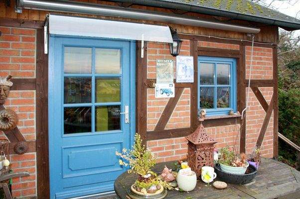 Terrasse und Eingang Bungalow