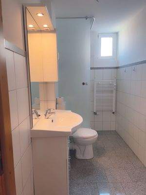 Bad mit Glas-Duschtrennwand