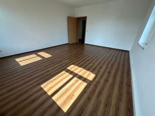 Leerer Raum mit Holzboden