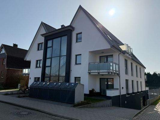 Hausansicht mit Tiefgaragenzufahrt