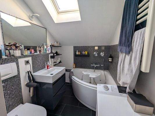 Bad m. Wanne, Waschbecken, WC, DFF, WM-Anschluss