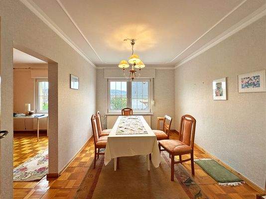 Esszimmer mit direktem Zugang zum Büro im Erdgeschoss