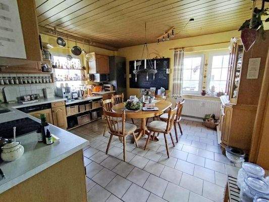 große Küche mit Essbereich