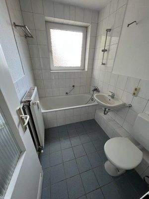 Badezimmer mit Fenster und Badewanne.jpg