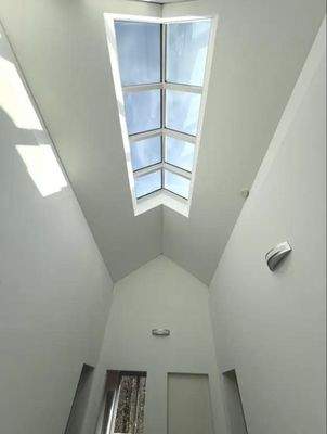 Dachfenster im Obergeschoss bringt viel Licht in den Flur.