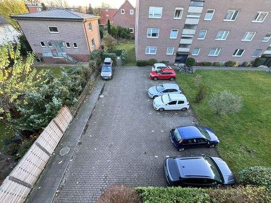 PKW-Stellplätze hinter dem Haus