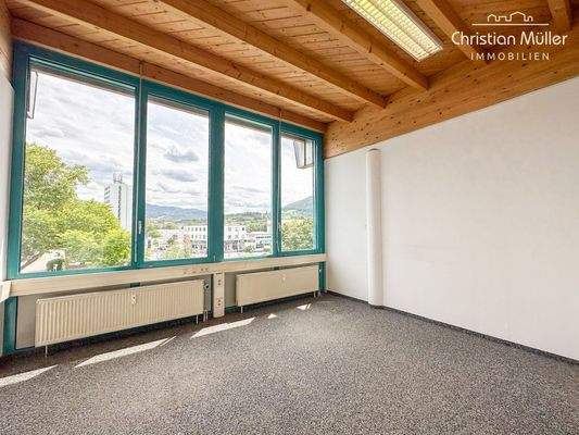 Lichtdurchflutetes Büro