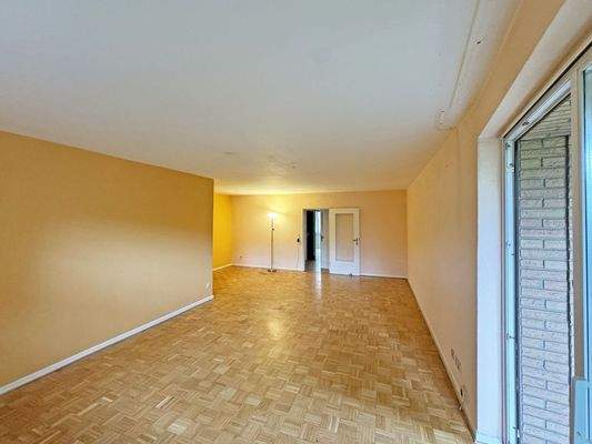 Wohnzimmer mit Zugang zum Balkon