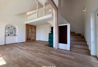 9a_Kaminzimmer OG mit Aufgang DG