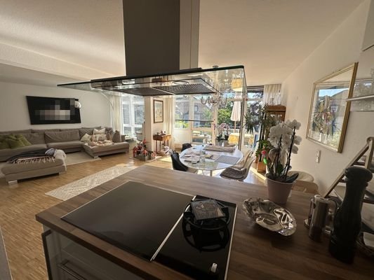 Blick aus der Küche in den offenen Wohn-/Essbereich