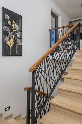 2. Obergeschoss: Dachterrasse, Küchenzeile, Außenkamin, Sitzlounge & schönem Meerblick