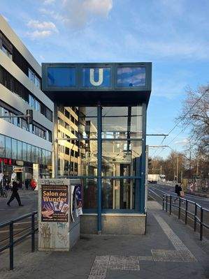 400 m zur Haltestelle U 7