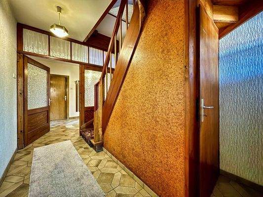 Eingangsbereich mit Treppe ins Obergeschoss