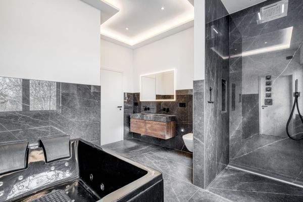Vollbadezimmer mit großer Dusche und Whirlpool