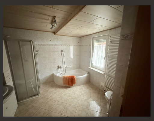 Badezimmer vorderes Haus.png