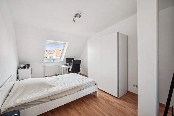 Ein geräumiges Schlafzimmer mit durchdachten Stauraumlösungen