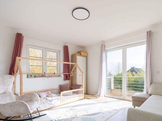 Schlafzimmer II mit Balkonaustritt 