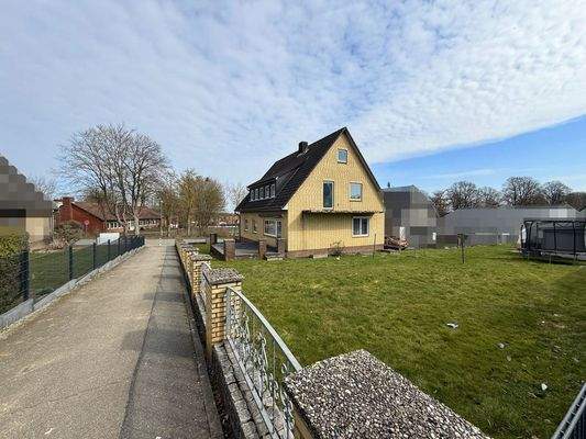 Fußweg entlang des Gartens