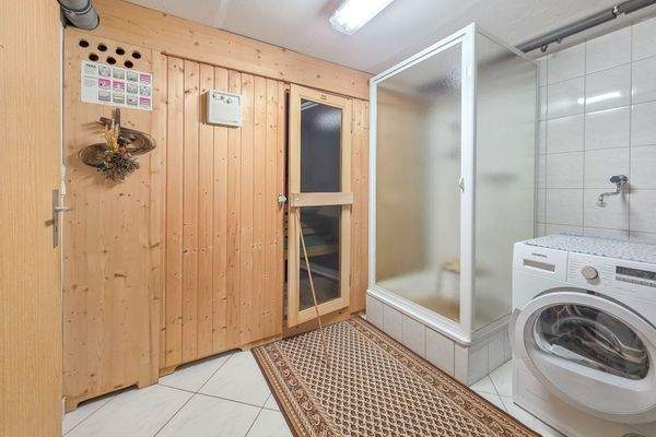 Keller Raum 3 mit Sauna und Dusche
