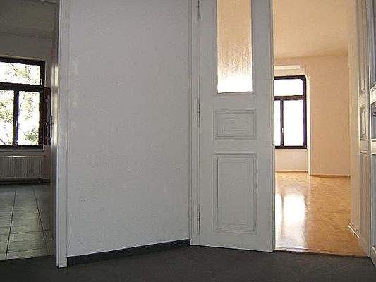 Flur mit Blick in Küche und Wohnzimmer.jpg