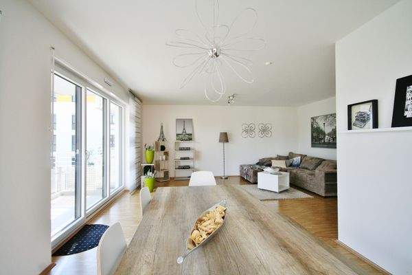 Wohn-/Essbereich mit Parkett und bodentiefen Fenstern (Musterwohnung).JPG