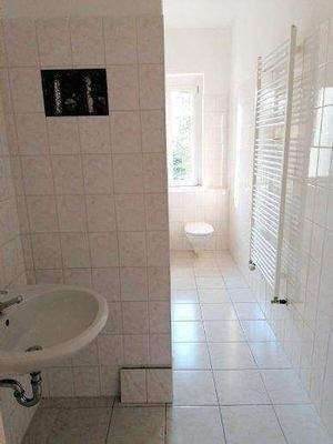 gefliestes Bad, Wanne, Dusche, Fenster