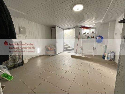 Kellerraum mit Zugang in den Garten