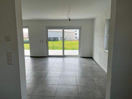 Blick aus der Küche in den Wohn-/Essbereich