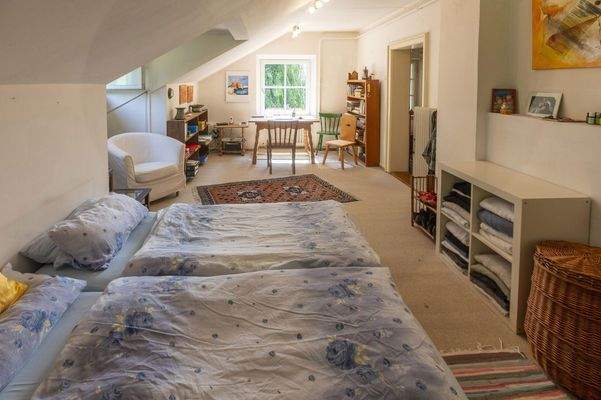 Zimmer, drei Fensterfronten