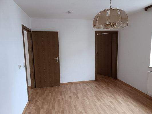 Wohnzimmer mit Blick Richtung Schlafzimmer