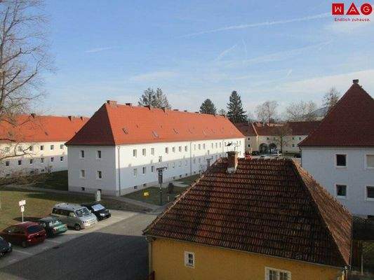 aus dem Fenster blickend hofseitig