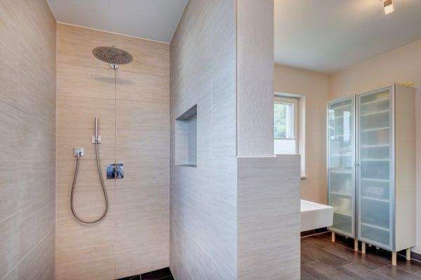 begehbare Dusche mit Wand zum Waschbeckenbereich