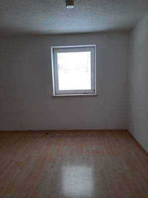 Leeres Zimmer mit Fenster