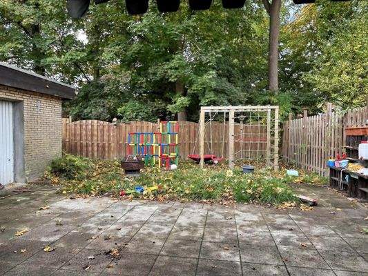 Blick zur Terrasse und Garten