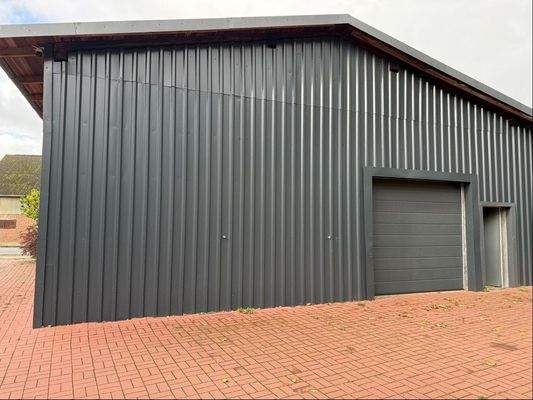 Nebengebäude-Einfahrt